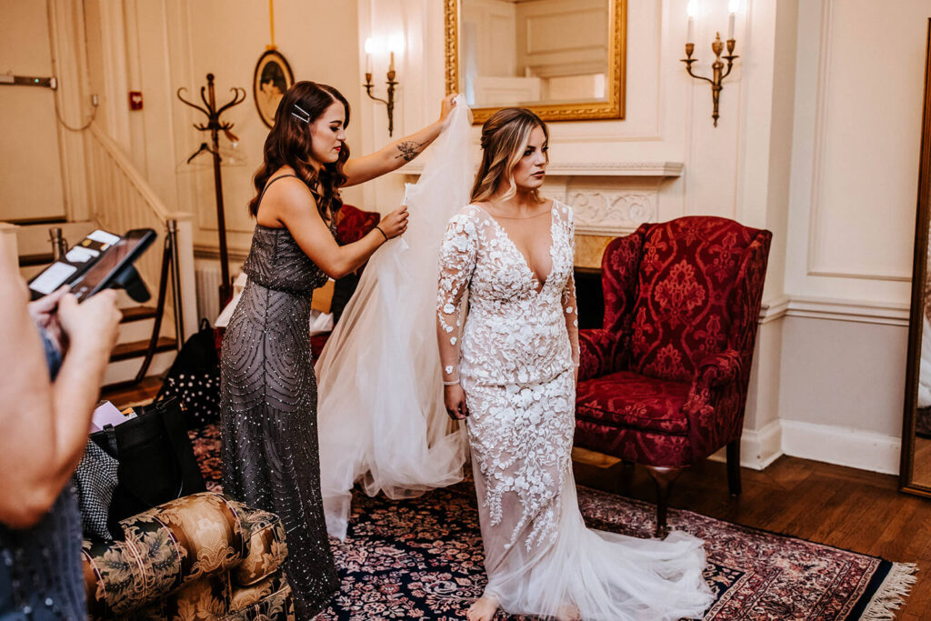 bride getting ready in philadelphia