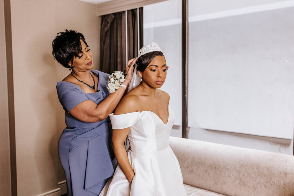 bride-mother-veil-moment